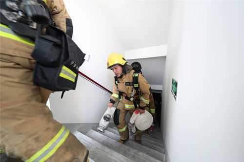 图为:消防员负重70斤爬20楼。颜杰