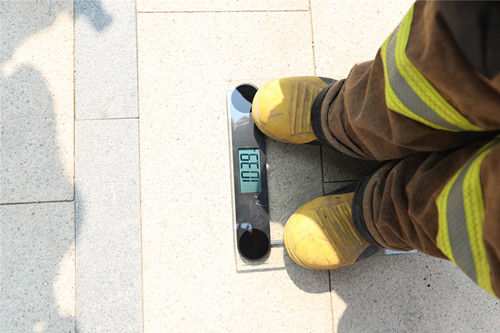 为:演习前全副武装的消防员总重103.9公斤。颜杰