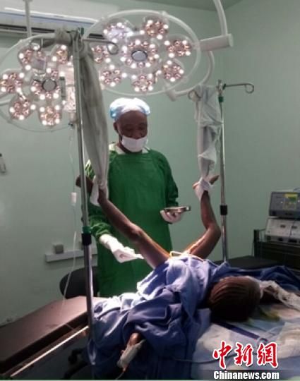 非洲马里的一名患者做手术 台州市中心医院供