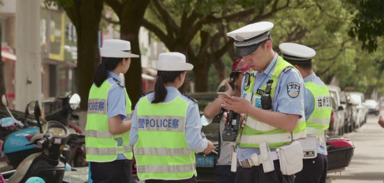 图为:交警通过微信群及时传达信息 台州市公安
