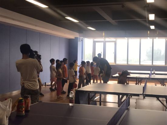 青少年在杭州滨江区青少年活动中心上乒乓球
