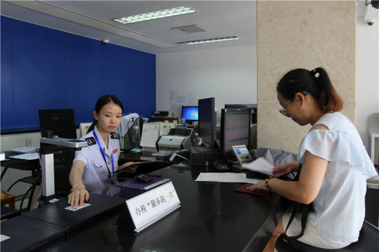 图为江北区税务局工作人员为纳税人办理业务