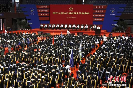 近6000名浙大学生参与学位授予仪式。 中新社记者 夏森森 摄